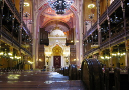 L'interno della Sinagoga