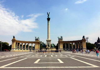 Piazza degli Eroi