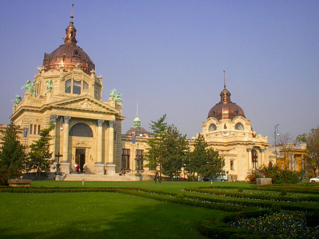 il bagno termale szchenyi uno dei maggiori complessi balneari deuropa il primo bagno termale di pest funzionava gia come bagno artesiano nel 1881