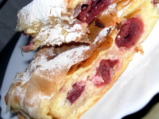 Strudel alla ricotta e amarena