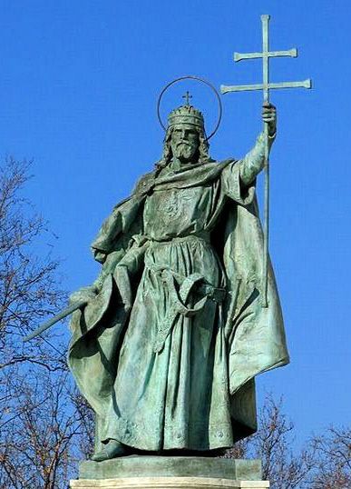 La statua di Santo Stefano sulla Piazza degli eroi
